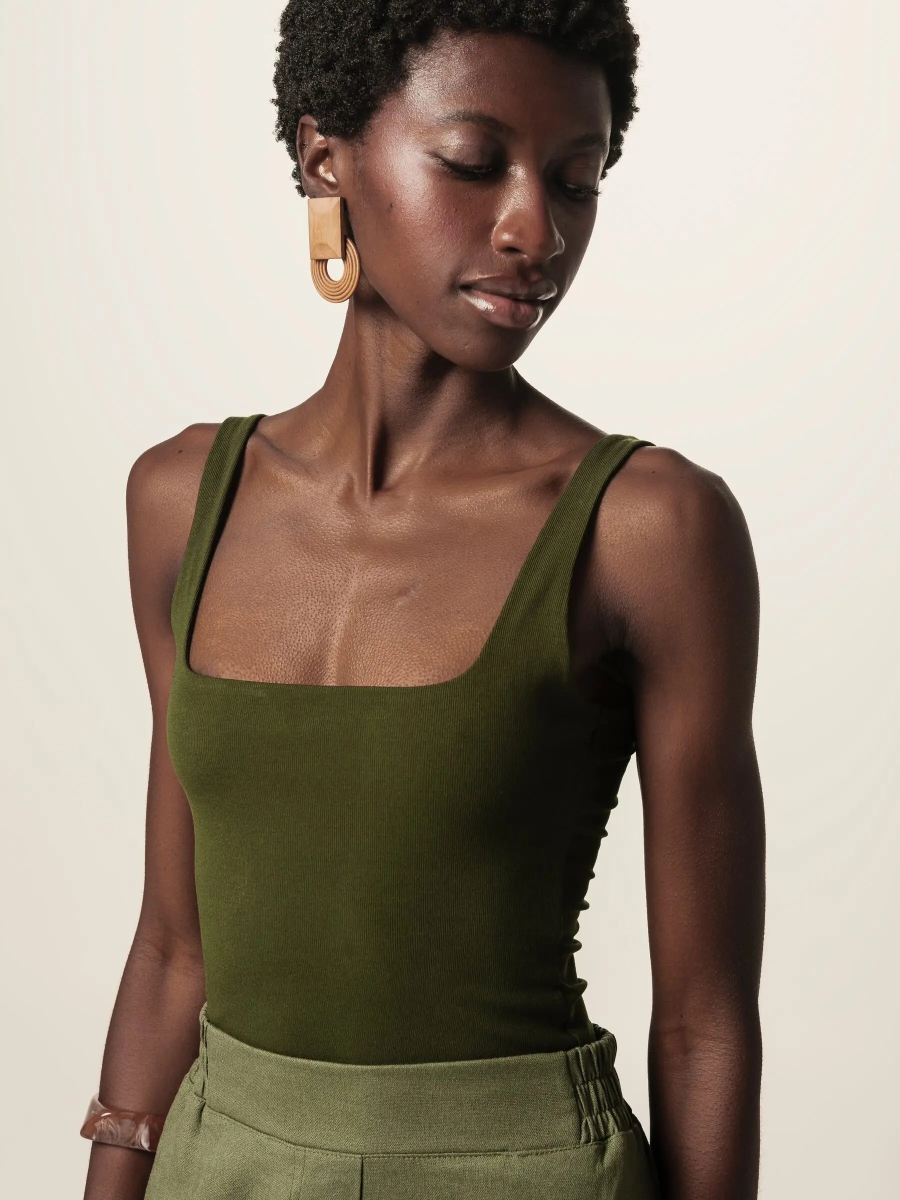 Regata Dupla Orquídea de Viscose FSC™ Verde Escuro Essencial 365. Compre online moda sustentável e atemporal na Minimadeia, marca slow fashion de roupas femininas. Foto produto JUN26 10
