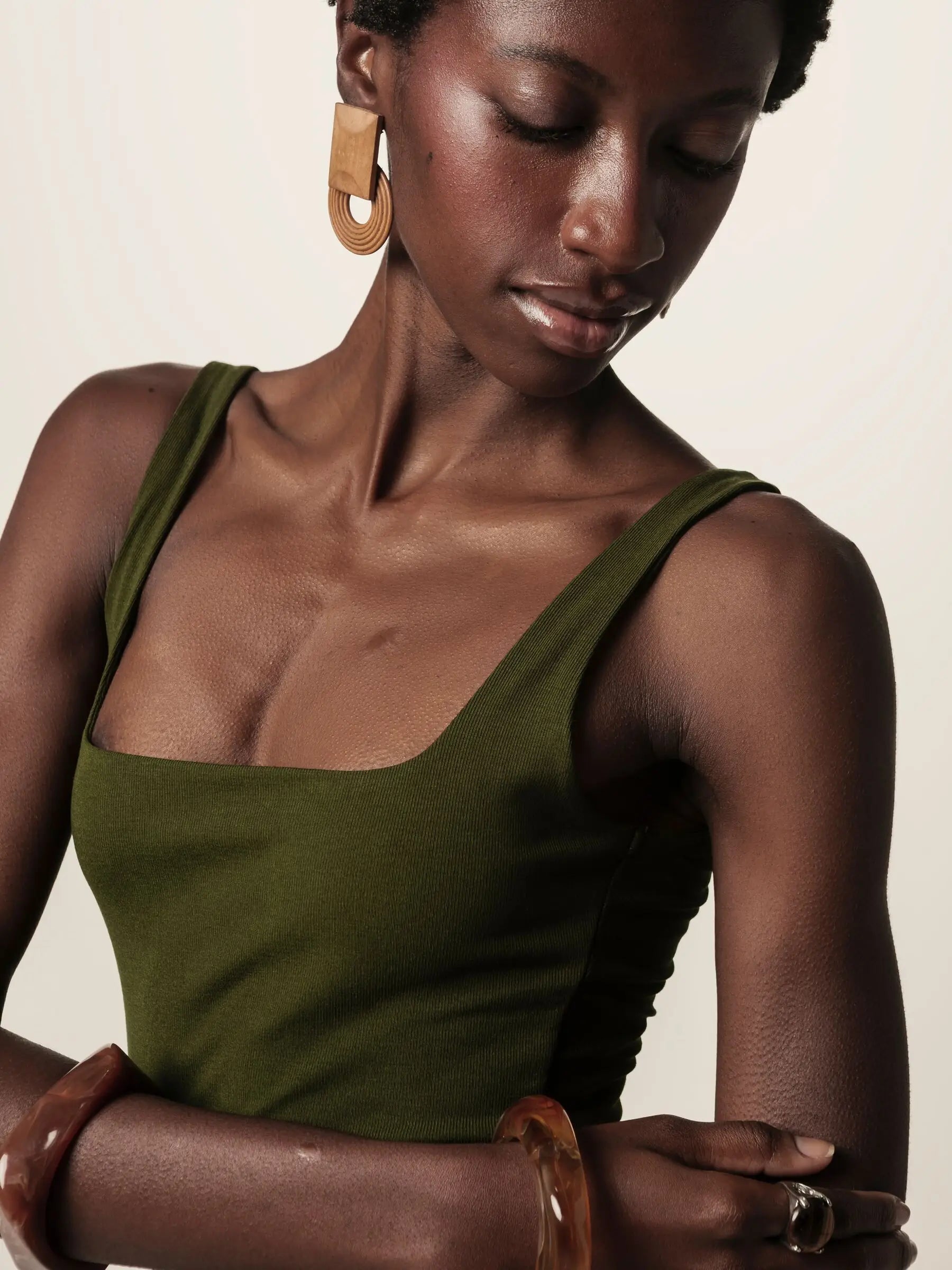 Regata Dupla Orquídea de Viscose FSC™ Verde Escuro Essencial 365. Compre online moda sustentável e atemporal na Minimadeia, marca slow fashion de roupas femininas. Foto produto JUN26 11