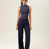 Regata Gola Alta Hibisco de Viscose FSC™ Azul Escuro Essencial 365. Compre online moda sustentável e atemporal na Minimadeia, marca slow fashion de roupas femininas. Foto produto MAR26 01