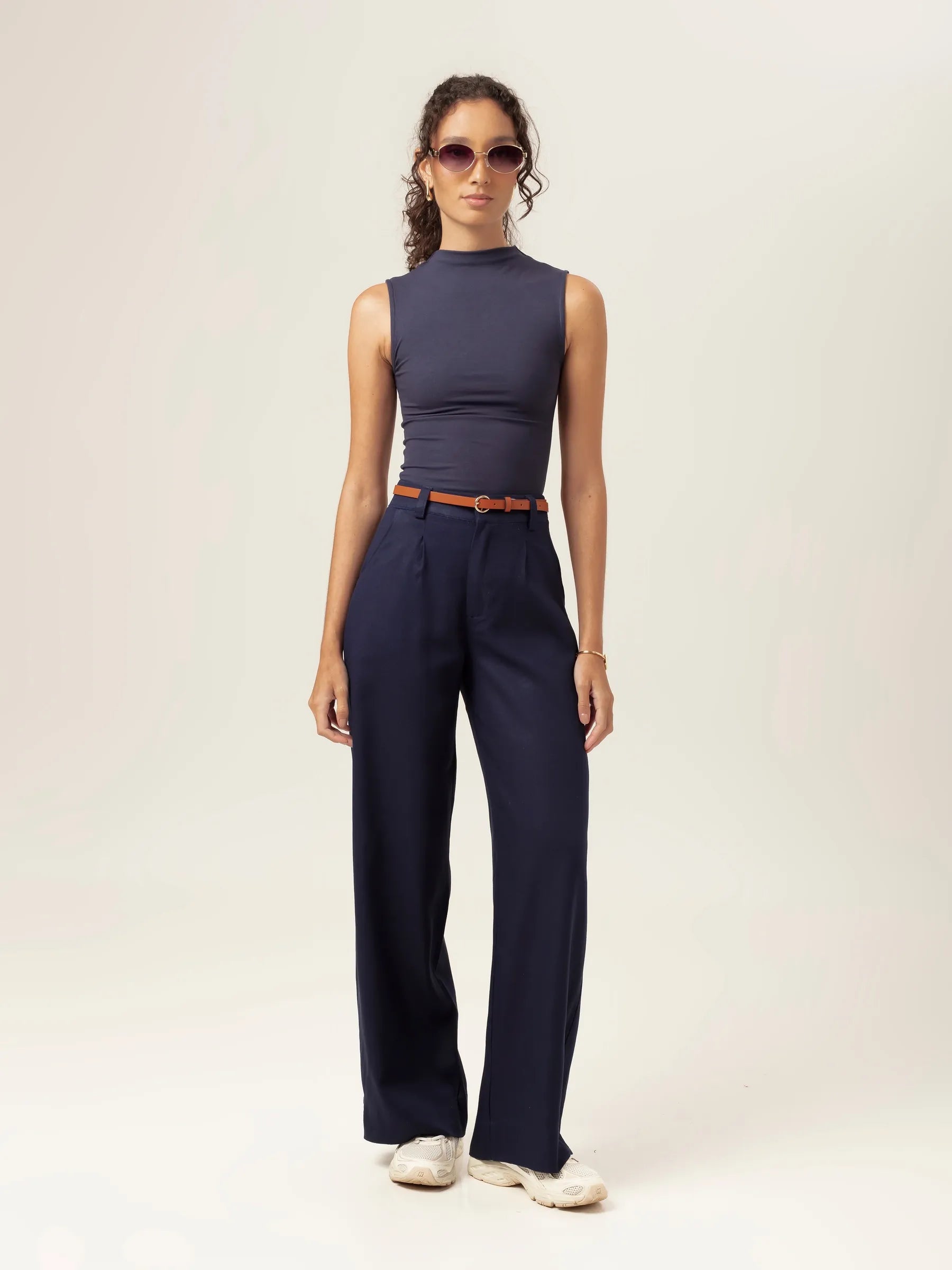 Regata Gola Alta Hibisco de Viscose FSC™ Azul Escuro Essencial 365. Compre online moda sustentável e atemporal na Minimadeia, marca slow fashion de roupas femininas. Foto produto MAR26 01