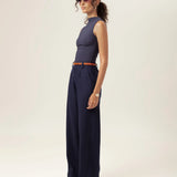 Regata Gola Alta Hibisco de Viscose FSC™ Azul Escuro Essencial 365. Compre online moda sustentável e atemporal na Minimadeia, marca slow fashion de roupas femininas. Foto produto MAR26 02