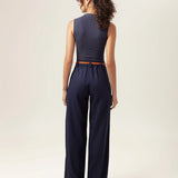 Regata Gola Alta Hibisco de Viscose FSC™ Azul Escuro Essencial 365. Compre online moda sustentável e atemporal na Minimadeia, marca slow fashion de roupas femininas. Foto produto MAR26 03