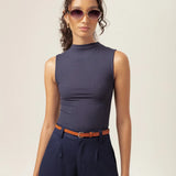 Regata Gola Alta Hibisco de Viscose FSC™ Azul Escuro Essencial 365. Compre online moda sustentável e atemporal na Minimadeia, marca slow fashion de roupas femininas. Foto produto MAR26 05