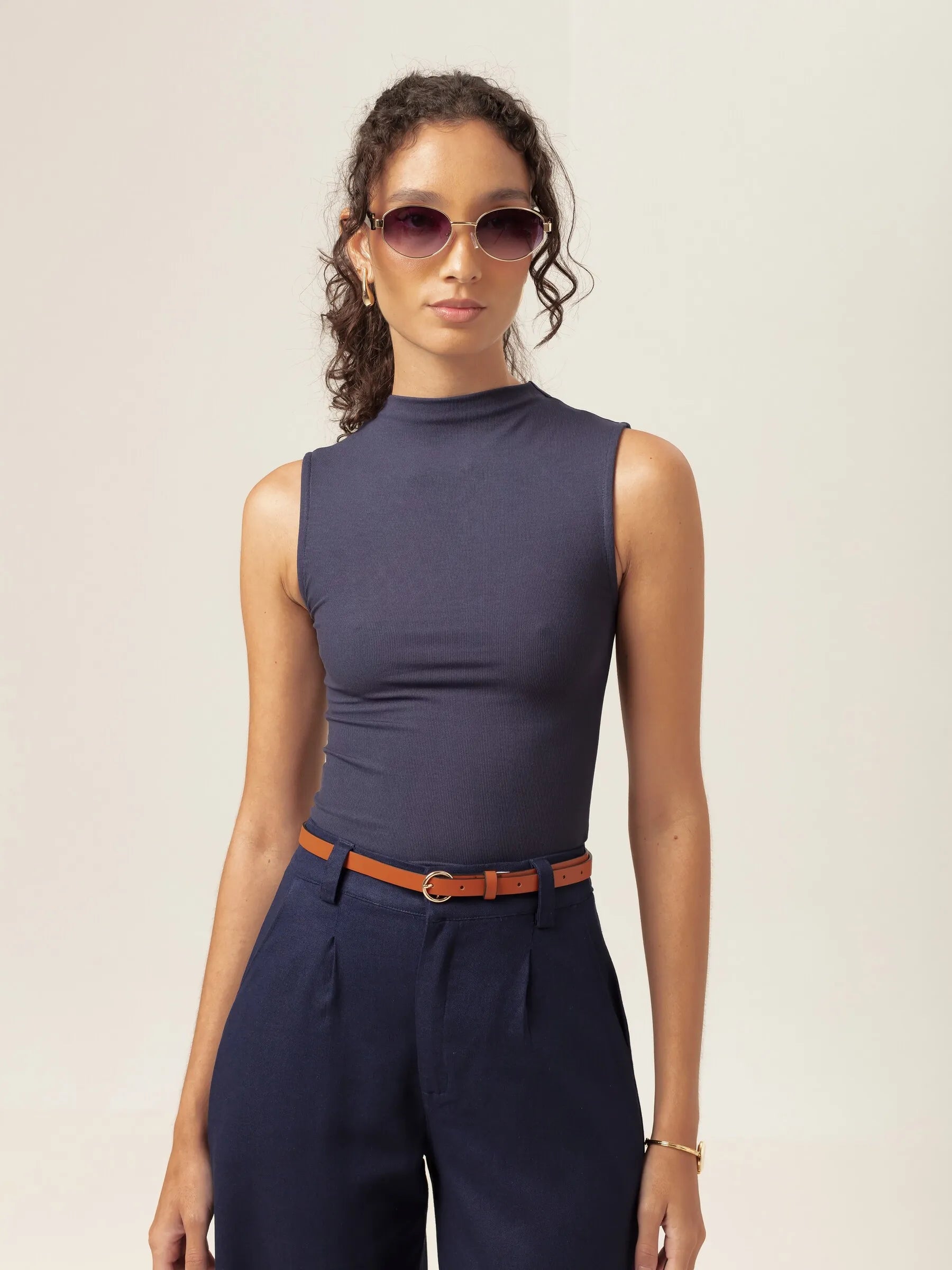 Regata Gola Alta Hibisco de Viscose FSC™ Azul Escuro Essencial 365. Compre online moda sustentável e atemporal na Minimadeia, marca slow fashion de roupas femininas. Foto produto MAR26 05