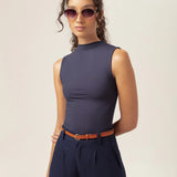 Regata Gola Alta Hibisco de Viscose FSC™ Azul Escuro Essencial 365. Compre online moda sustentável e atemporal na Minimadeia, marca slow fashion de roupas femininas. Foto produto MAR26 06