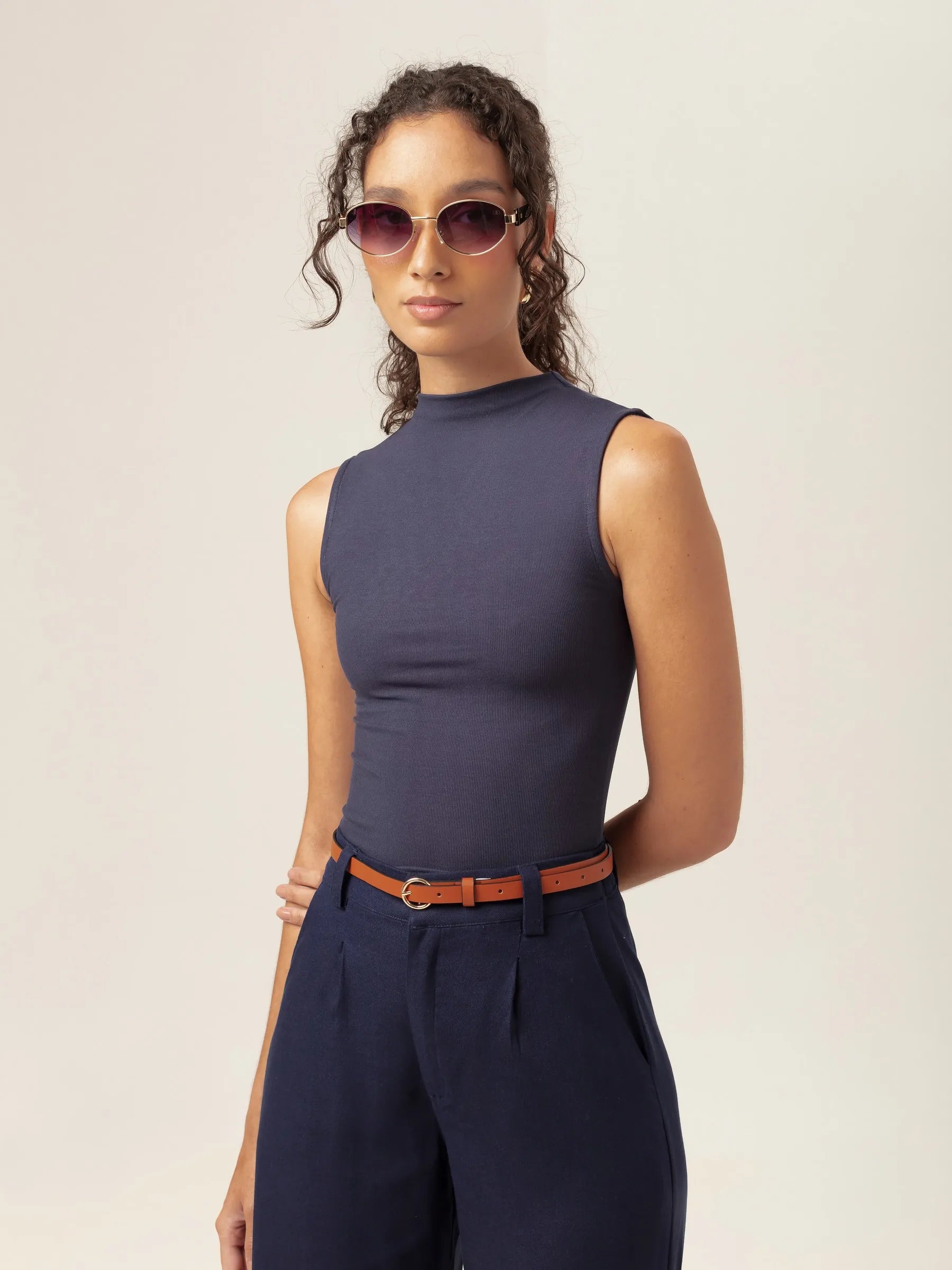 Regata Gola Alta Hibisco de Viscose FSC™ Azul Escuro Essencial 365. Compre online moda sustentável e atemporal na Minimadeia, marca slow fashion de roupas femininas. Foto produto MAR26 06