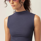 Regata Gola Alta Hibisco de Viscose FSC™ Azul Escuro Essencial 365. Compre online moda sustentável e atemporal na Minimadeia, marca slow fashion de roupas femininas. Foto produto MAR26 08