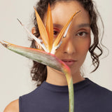 Regata Gola Alta Hibisco de Viscose FSC™ Azul Escuro Essencial 365. Compre online moda sustentável e atemporal na Minimadeia, marca slow fashion de roupas femininas. Foto produto MAR26 09