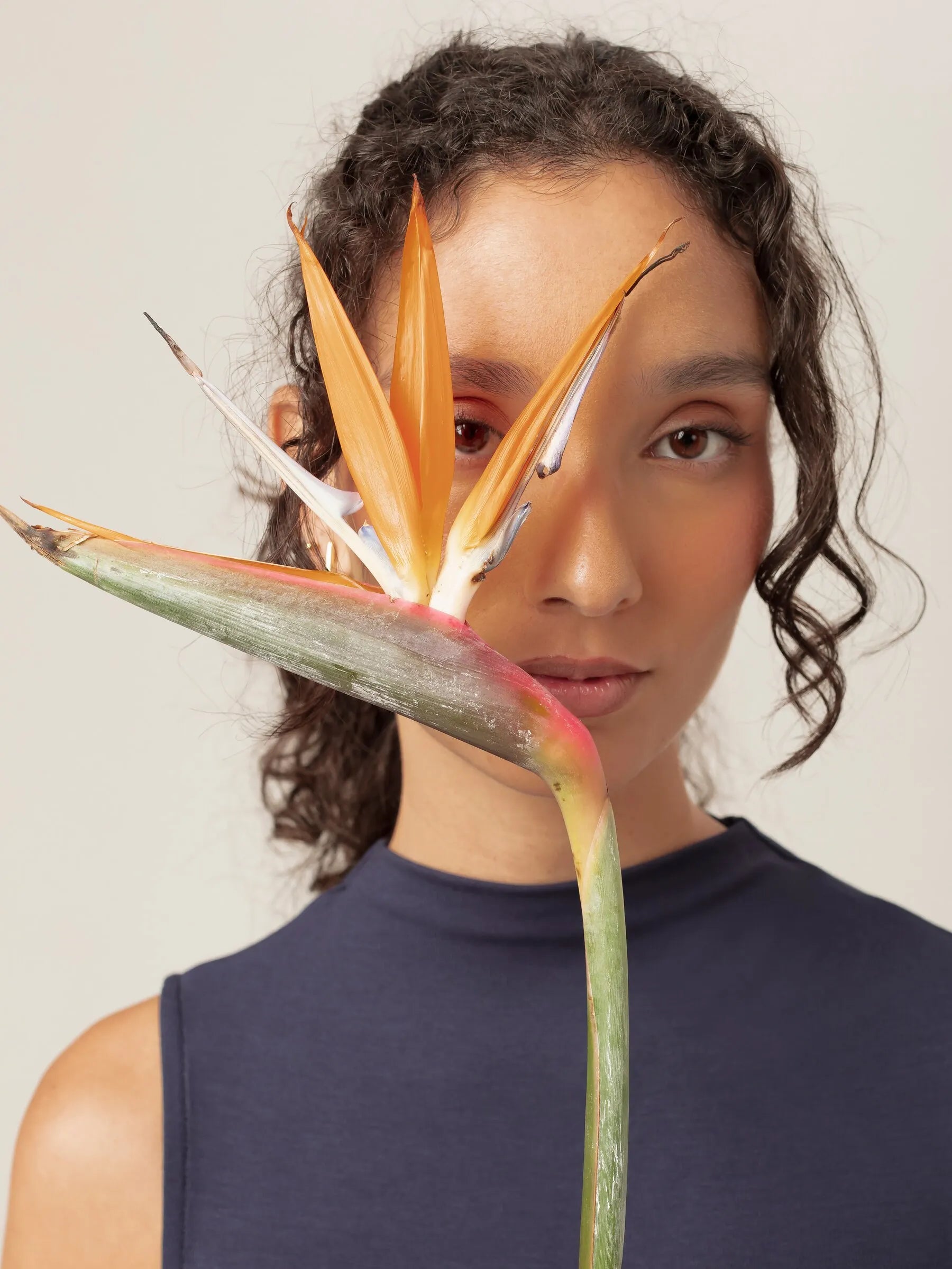 Regata Gola Alta Hibisco de Viscose FSC™ Azul Escuro Essencial 365. Compre online moda sustentável e atemporal na Minimadeia, marca slow fashion de roupas femininas. Foto produto MAR26 09