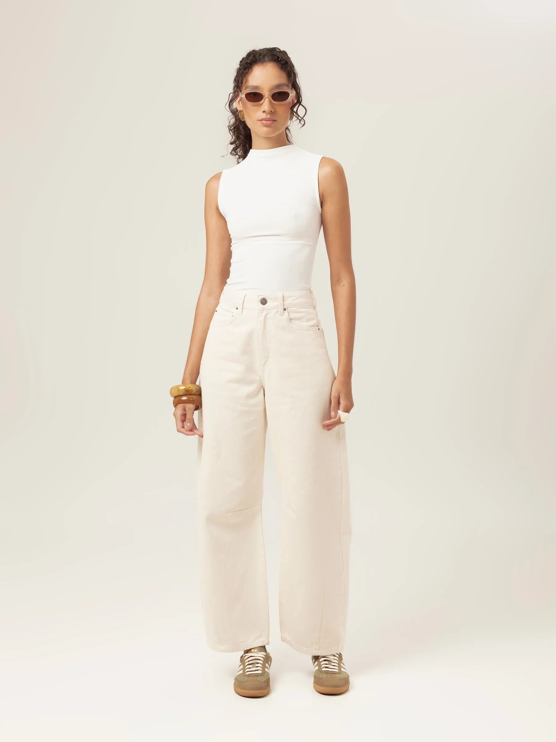 Regata Gola Alta Hibisco de Viscose FSC™ Branca Essencial 365. Compre online moda sustentável e atemporal na Minimadeia, marca slow fashion de roupas femininas. Foto produto MAR26 01