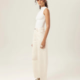 Regata Gola Alta Hibisco de Viscose FSC™ Branca Essencial 365. Compre online moda sustentável e atemporal na Minimadeia, marca slow fashion de roupas femininas. Foto produto MAR26 02