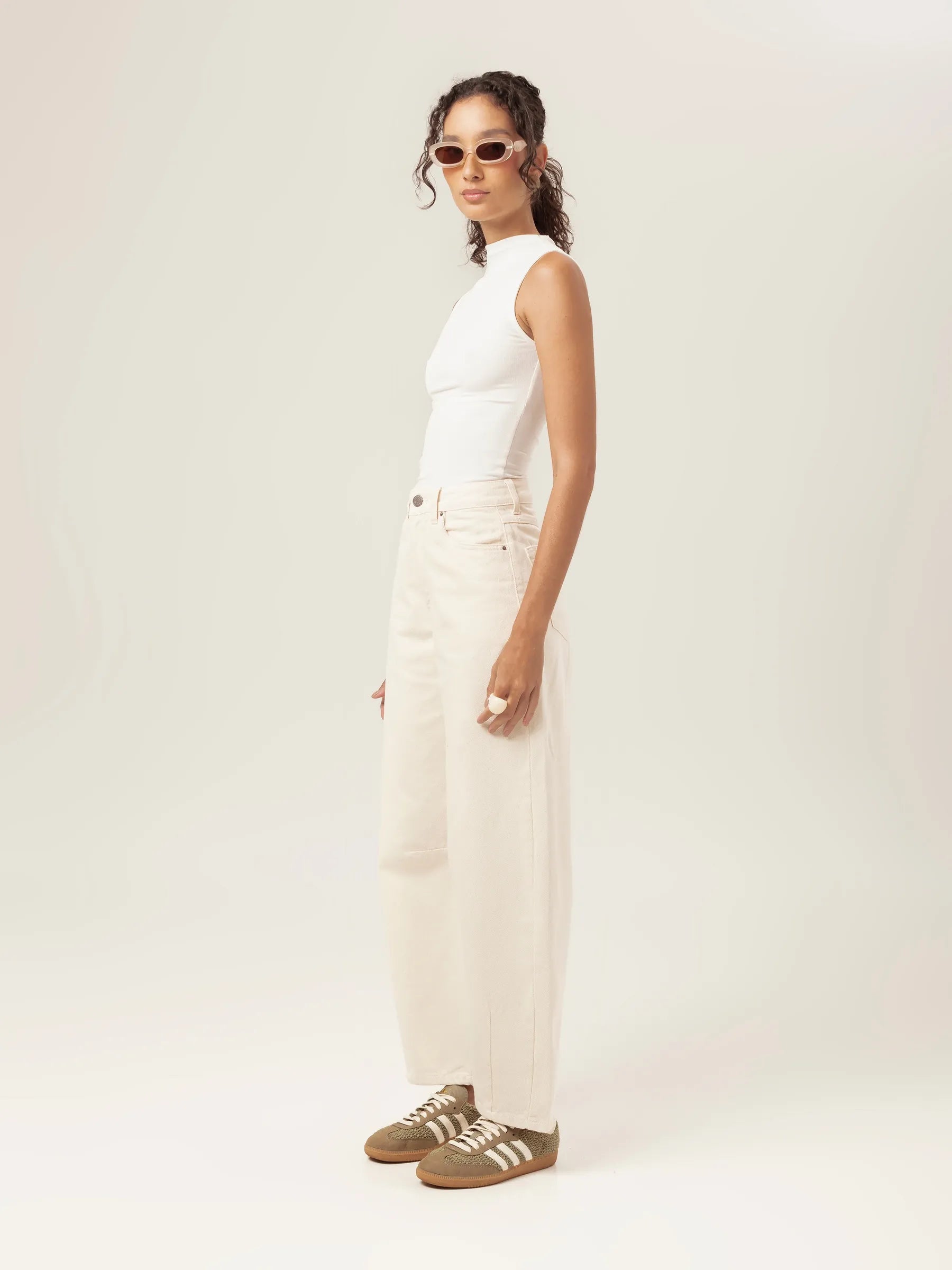 Regata Gola Alta Hibisco de Viscose FSC™ Branca Essencial 365. Compre online moda sustentável e atemporal na Minimadeia, marca slow fashion de roupas femininas. Foto produto MAR26 02