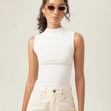 Regata Gola Alta Hibisco de Viscose FSC™ Branca Essencial 365. Compre online moda sustentável e atemporal na Minimadeia, marca slow fashion de roupas femininas. Foto produto MAR26 08