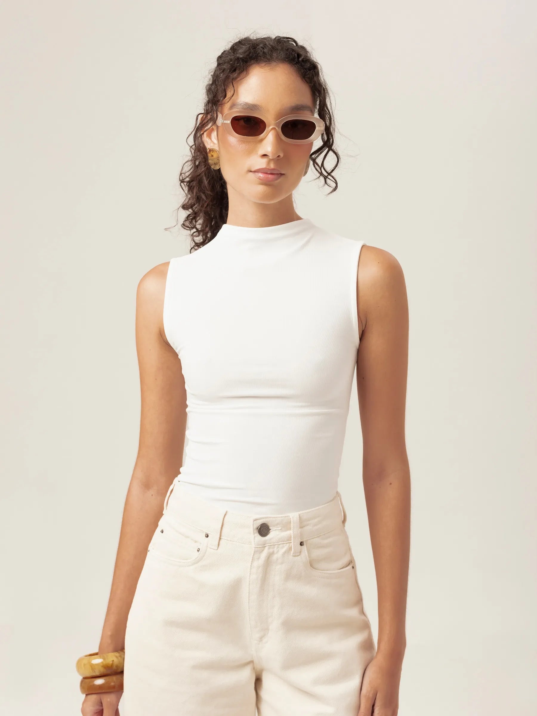 Regata Gola Alta Hibisco de Viscose FSC™ Branca Essencial 365. Compre online moda sustentável e atemporal na Minimadeia, marca slow fashion de roupas femininas. Foto produto MAR26 08