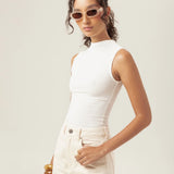 Regata Gola Alta Hibisco de Viscose FSC™ Branca Essencial 365. Compre online moda sustentável e atemporal na Minimadeia, marca slow fashion de roupas femininas. Foto produto MAR26 05