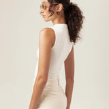 Regata Gola Alta Hibisco de Viscose FSC™ Branca Essencial 365. Compre online moda sustentável e atemporal na Minimadeia, marca slow fashion de roupas femininas. Foto produto MAR26 06