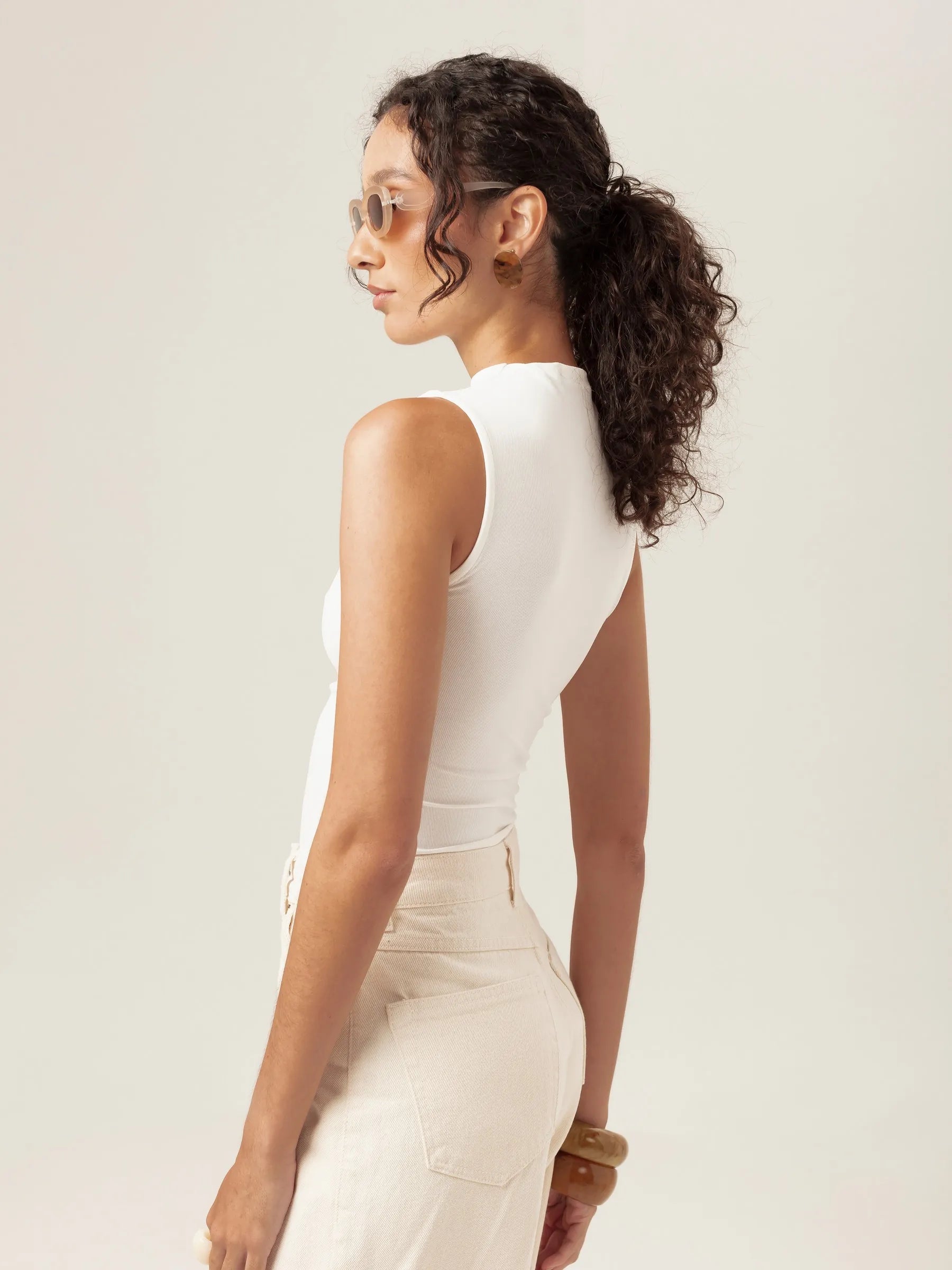 Regata Gola Alta Hibisco de Viscose FSC™ Branca Essencial 365. Compre online moda sustentável e atemporal na Minimadeia, marca slow fashion de roupas femininas. Foto produto MAR26 06