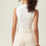 Regata Gola Alta Hibisco de Viscose FSC™ Branca Essencial 365. Compre online moda sustentável e atemporal na Minimadeia, marca slow fashion de roupas femininas. Foto produto MAR26 07