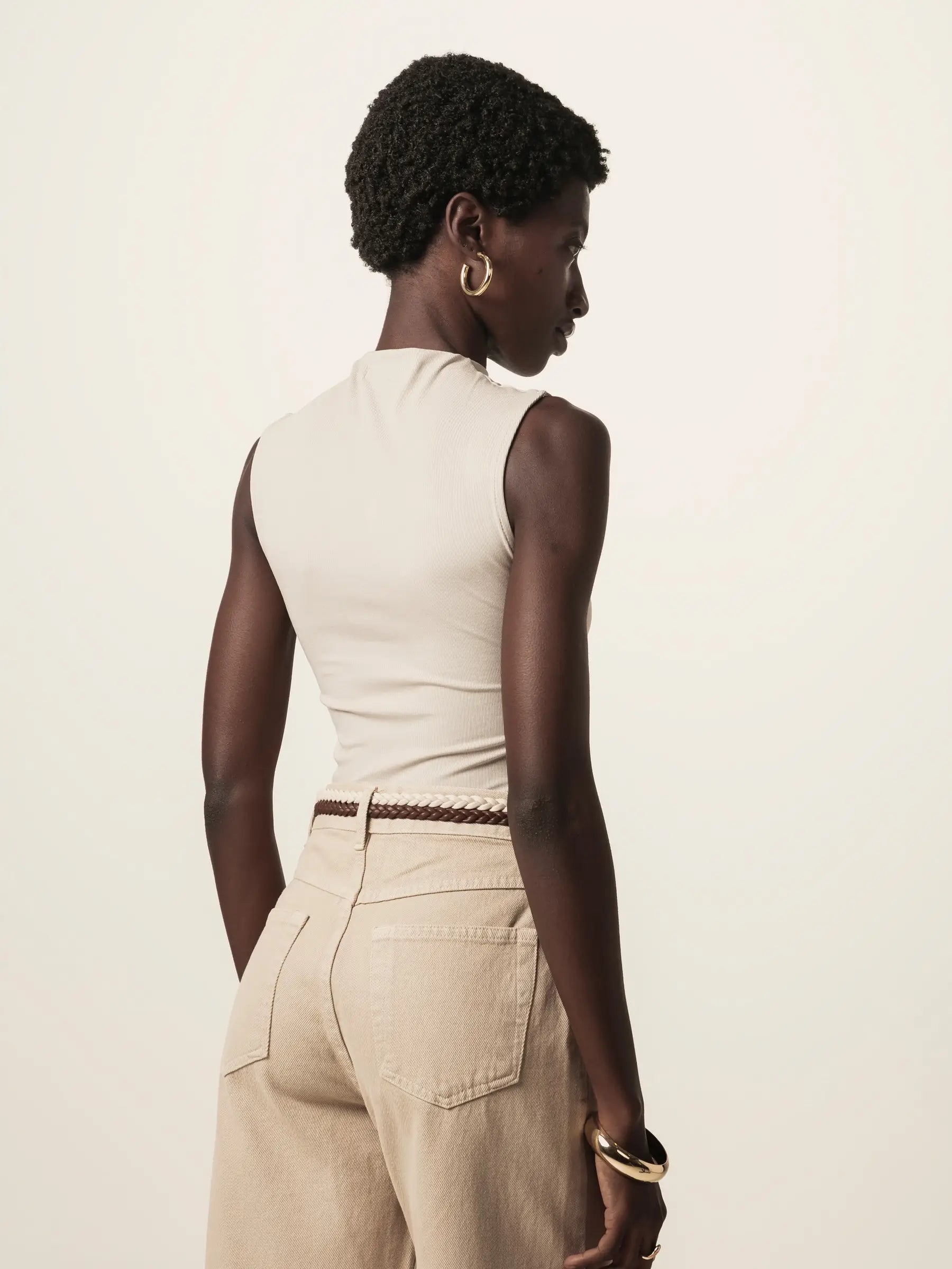 Regata Gola Alta Hibisco de Viscose FSC™ Bege Claro Essencial 365. Compre online moda sustentável e atemporal na Minimadeia, marca slow fashion de roupas femininas. Foto produto JUN26 02
