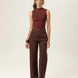 Regata Gola Alta Hibisco de Viscose FSC™ Marrom Escuro Essencial 365. Compre online moda sustentável e atemporal na Minimadeia, marca slow fashion de roupas femininas. Foto produto MAR26 01