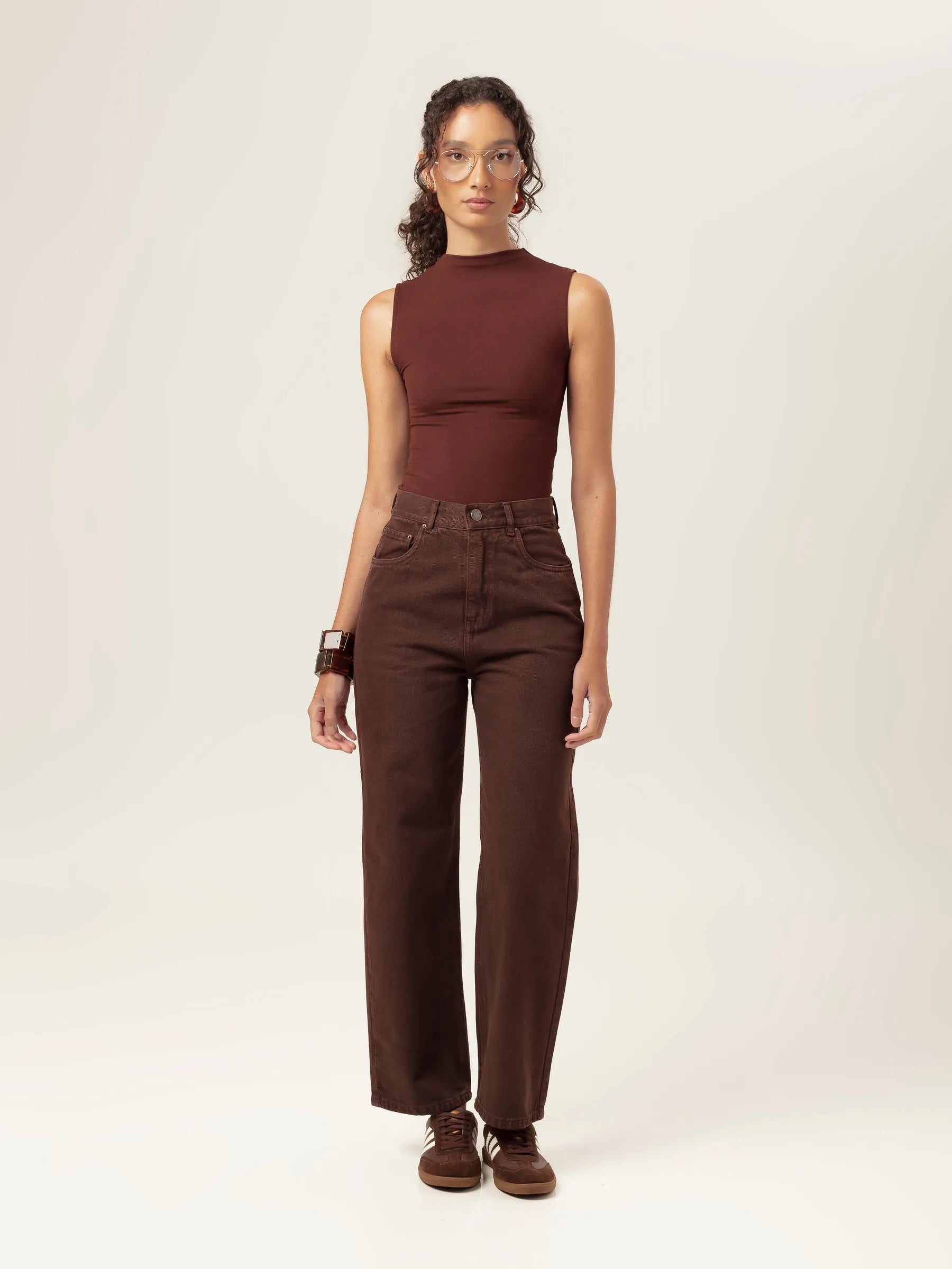 Regata Gola Alta Hibisco de Viscose FSC™ Marrom Escuro Essencial 365. Compre online moda sustentável e atemporal na Minimadeia, marca slow fashion de roupas femininas. Foto produto MAR26 01