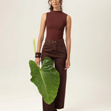 Regata Gola Alta Hibisco de Viscose FSC™ Marrom Escuro Essencial 365. Compre online moda sustentável e atemporal na Minimadeia, marca slow fashion de roupas femininas. Foto produto MAR26 02