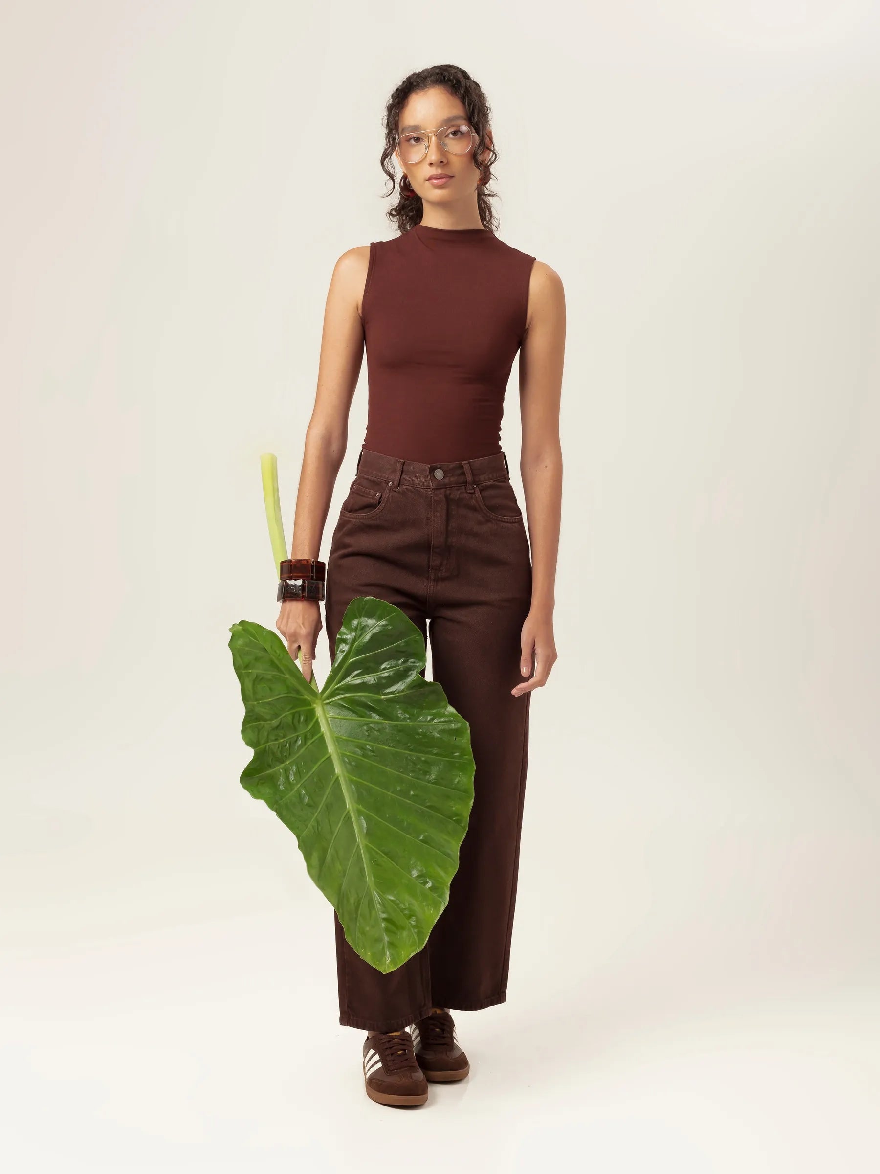 Regata Gola Alta Hibisco de Viscose FSC™ Marrom Escuro Essencial 365. Compre online moda sustentável e atemporal na Minimadeia, marca slow fashion de roupas femininas. Foto produto MAR26 02