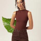 Regata Gola Alta Hibisco de Viscose FSC™ Marrom Escuro Essencial 365. Compre online moda sustentável e atemporal na Minimadeia, marca slow fashion de roupas femininas. Foto produto MAR26 04