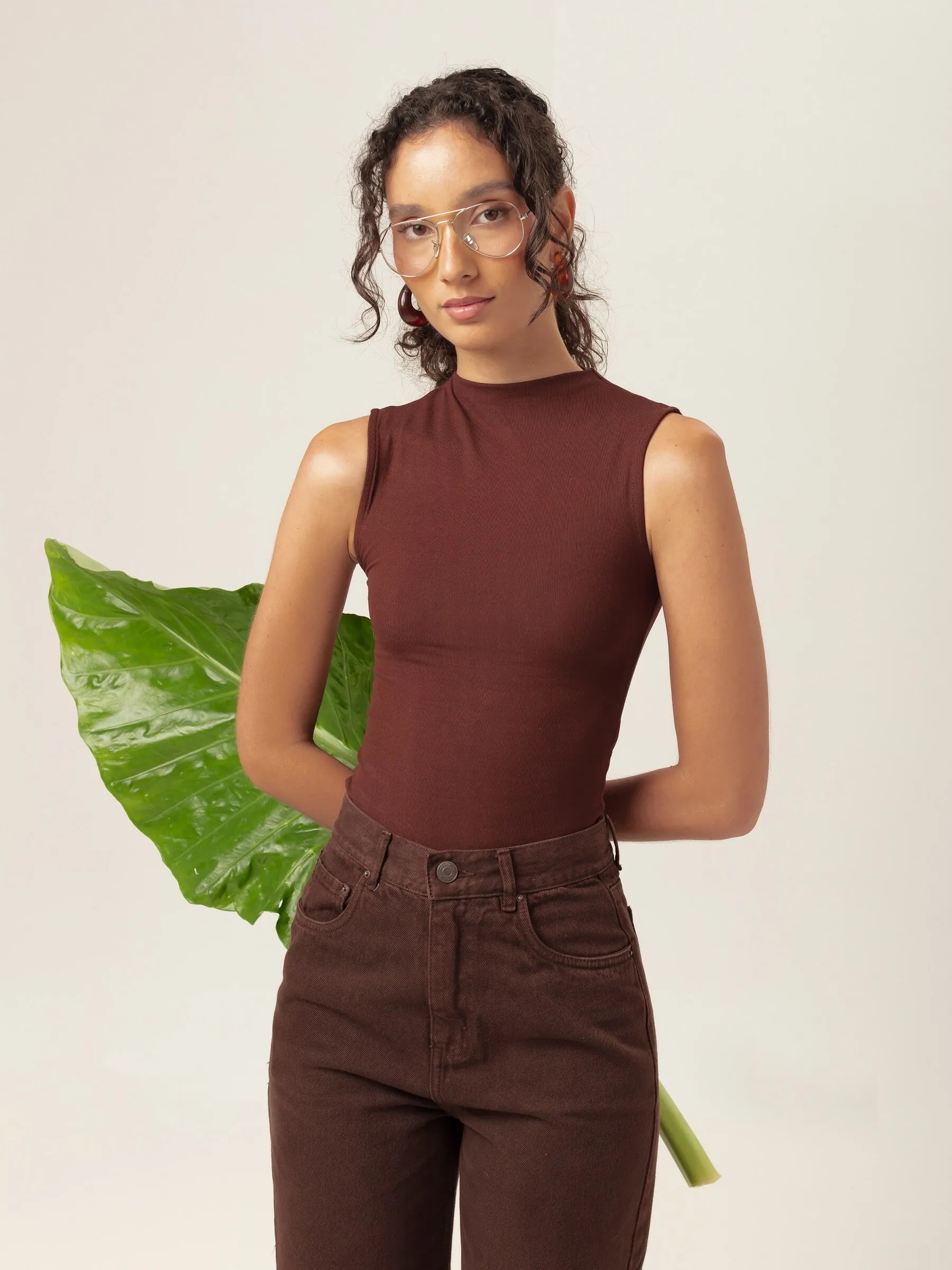 Regata Gola Alta Hibisco de Viscose FSC™ Marrom Escuro Essencial 365. Compre online moda sustentável e atemporal na Minimadeia, marca slow fashion de roupas femininas. Foto produto MAR26 04