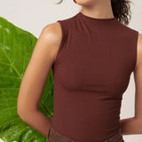 Regata Gola Alta Hibisco de Viscose FSC™ Marrom Escuro Essencial 365. Compre online moda sustentável e atemporal na Minimadeia, marca slow fashion de roupas femininas. Foto produto MAR26 05