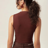 Regata Gola Alta Hibisco de Viscose FSC™ Marrom Escuro Essencial 365. Compre online moda sustentável e atemporal na Minimadeia, marca slow fashion de roupas femininas. Foto produto MAR26 06