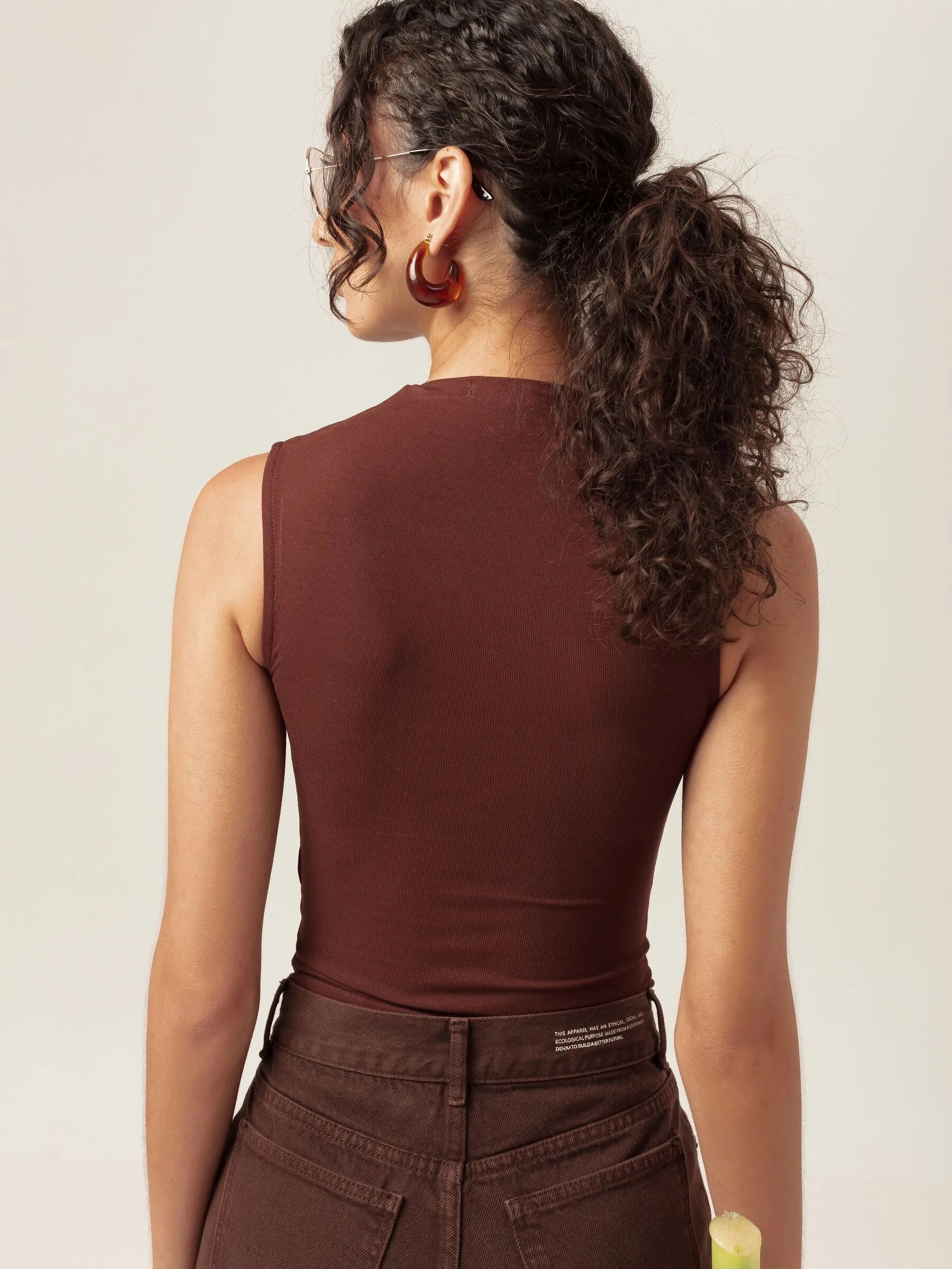 Regata Gola Alta Hibisco de Viscose FSC™ Marrom Escuro Essencial 365. Compre online moda sustentável e atemporal na Minimadeia, marca slow fashion de roupas femininas. Foto produto MAR26 06