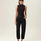 Regata Gola Alta Hibisco de Viscose FSC™ Preta Essencial 365. Compre online moda sustentável e atemporal na Minimadeia, marca slow fashion de roupas femininas. Foto produto MAR26 02