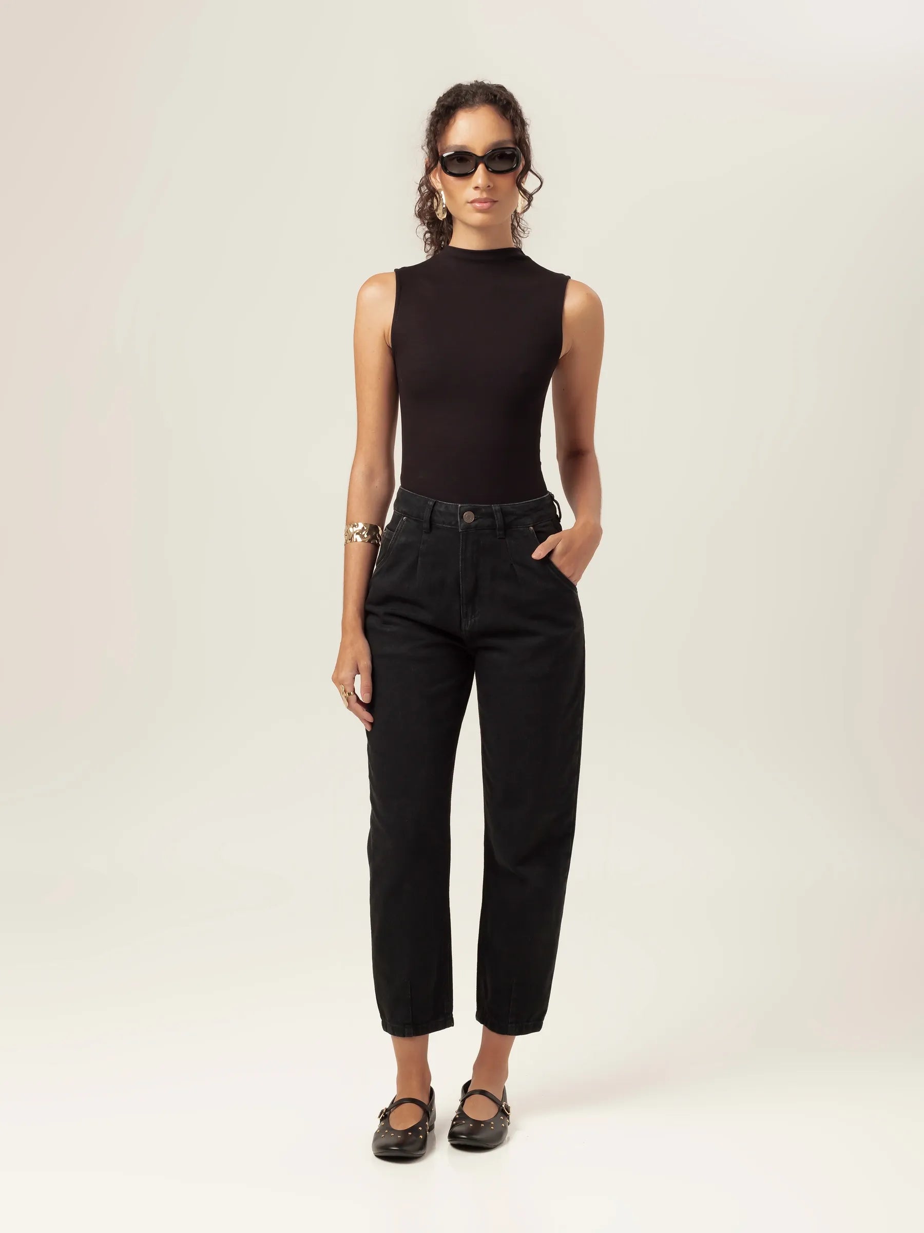 Regata Gola Alta Hibisco de Viscose FSC™ Preta Essencial 365. Compre online moda sustentável e atemporal na Minimadeia, marca slow fashion de roupas femininas. Foto produto MAR26 02