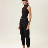 Regata Gola Alta Hibisco de Viscose FSC™ Preta Essencial 365. Compre online moda sustentável e atemporal na Minimadeia, marca slow fashion de roupas femininas. Foto produto MAR26 03