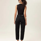 Regata Gola Alta Hibisco de Viscose FSC™ Preta Essencial 365. Compre online moda sustentável e atemporal na Minimadeia, marca slow fashion de roupas femininas. Foto produto MAR26 04