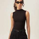 Regata Gola Alta Hibisco de Viscose FSC™ Preta Essencial 365. Compre online moda sustentável e atemporal na Minimadeia, marca slow fashion de roupas femininas. Foto produto MAR26 05