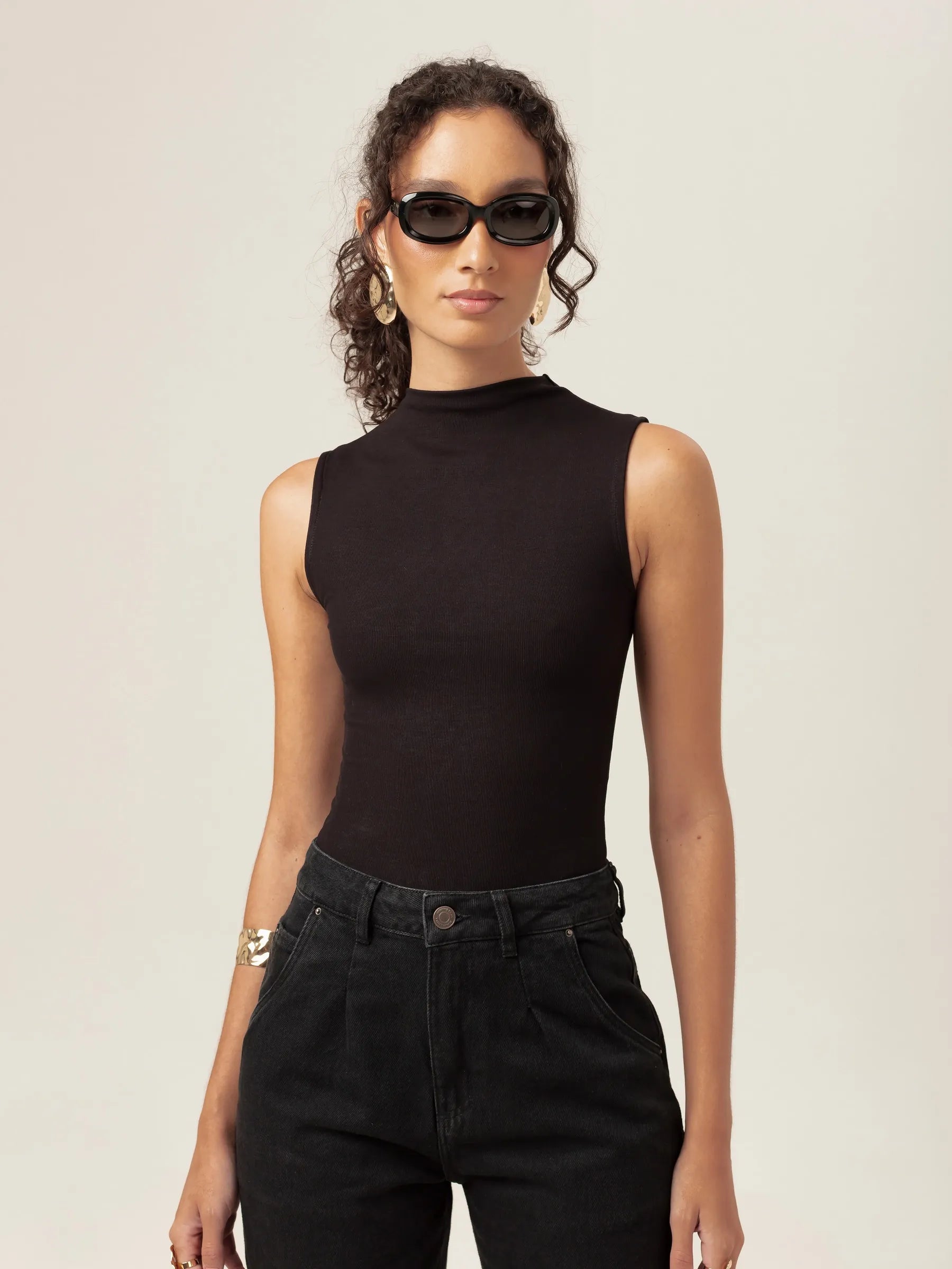 Regata Gola Alta Hibisco de Viscose FSC™ Preta Essencial 365. Compre online moda sustentável e atemporal na Minimadeia, marca slow fashion de roupas femininas. Foto produto MAR26 05