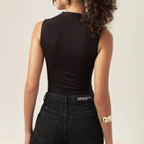 Regata Gola Alta Hibisco de Viscose FSC™ Preta Essencial 365. Compre online moda sustentável e atemporal na Minimadeia, marca slow fashion de roupas femininas. Foto produto MAR26 06