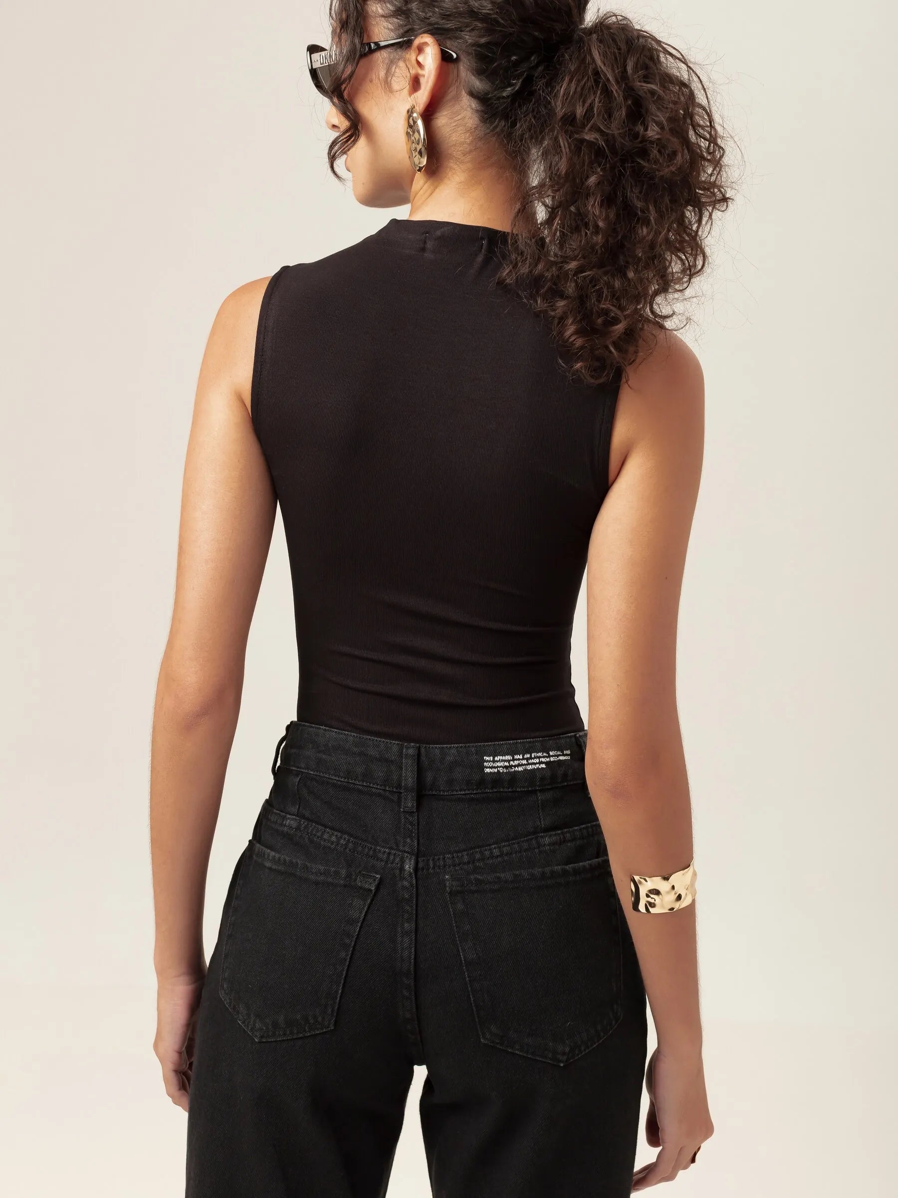 Regata Gola Alta Hibisco de Viscose FSC™ Preta Essencial 365. Compre online moda sustentável e atemporal na Minimadeia, marca slow fashion de roupas femininas. Foto produto MAR26 06