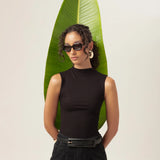 Regata Gola Alta Hibisco de Viscose FSC™ Preta Essencial 365. Compre online moda sustentável e atemporal na Minimadeia, marca slow fashion de roupas femininas. Foto produto MAR26 11