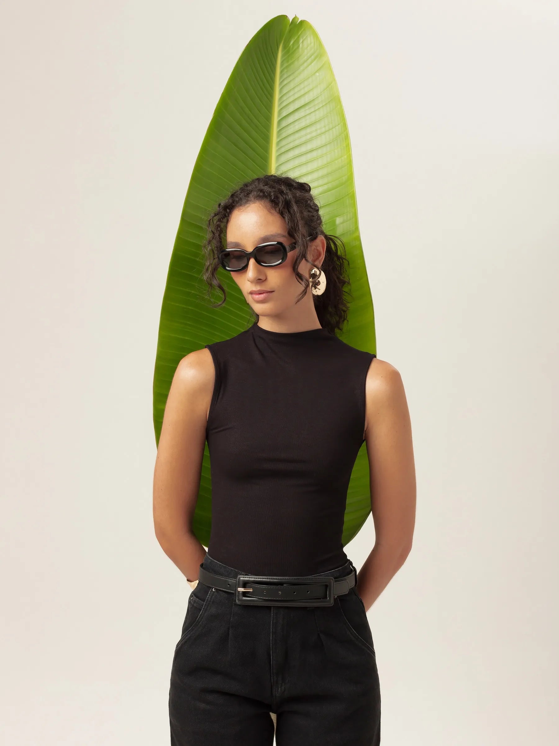 Regata Gola Alta Hibisco de Viscose FSC™ Preta Essencial 365. Compre online moda sustentável e atemporal na Minimadeia, marca slow fashion de roupas femininas. Foto produto MAR26 11