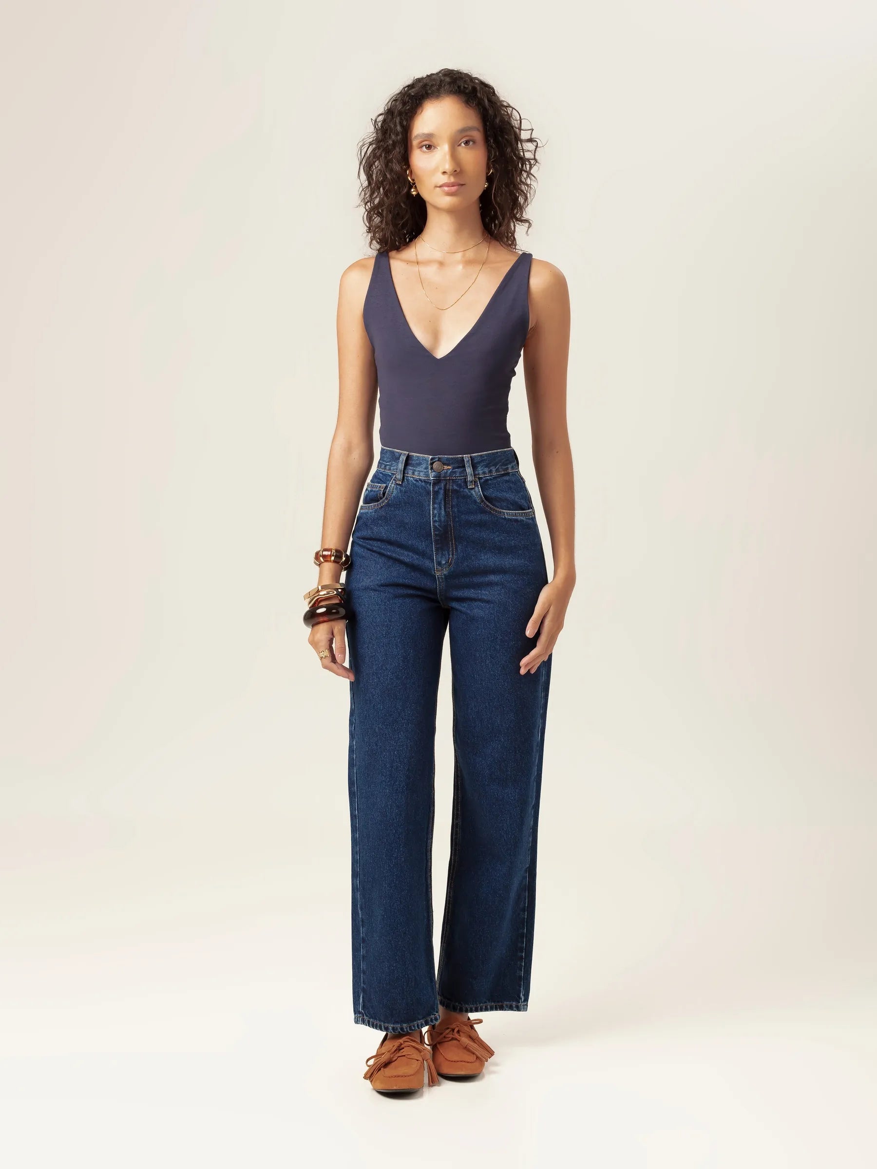 Body Decote V Papoula de Viscose FSC™ Azul Escuro Essencial 365. Compre online moda sustentável e atemporal na Minimadeia, marca slow fashion de roupas femininas. Foto produto MAR26 01