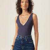 Body Decote V Papoula de Viscose FSC™ Azul Escuro Essencial 365. Compre online moda sustentável e atemporal na Minimadeia, marca slow fashion de roupas femininas. Foto produto MAR26 02