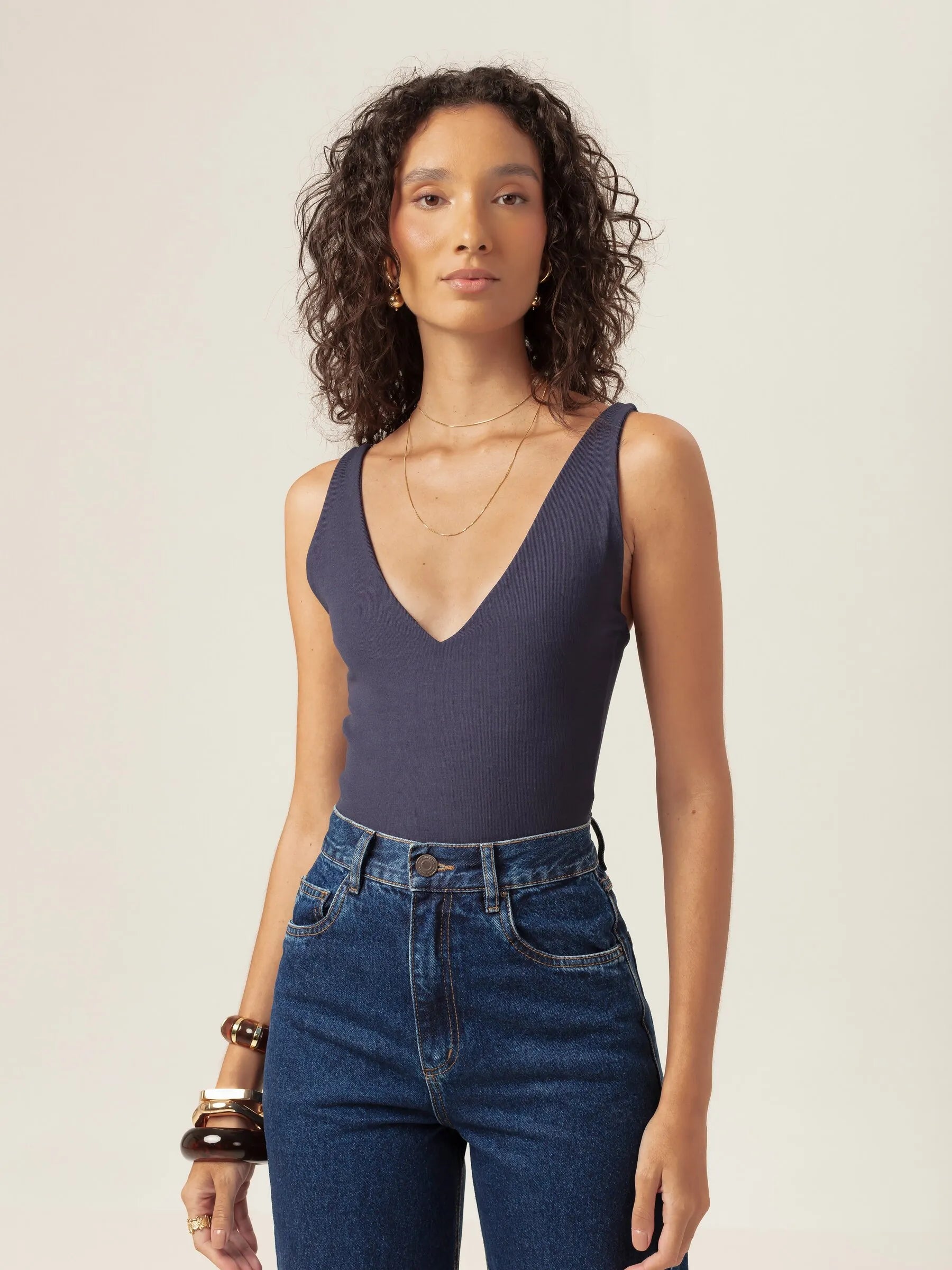 Body Decote V Papoula de Viscose FSC™ Azul Escuro Essencial 365. Compre online moda sustentável e atemporal na Minimadeia, marca slow fashion de roupas femininas. Foto produto MAR26 02