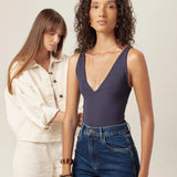 Body Decote V Papoula de Viscose FSC™ Azul Escuro Essencial 365. Compre online moda sustentável e atemporal na Minimadeia, marca slow fashion de roupas femininas. Foto produto MAR26 03