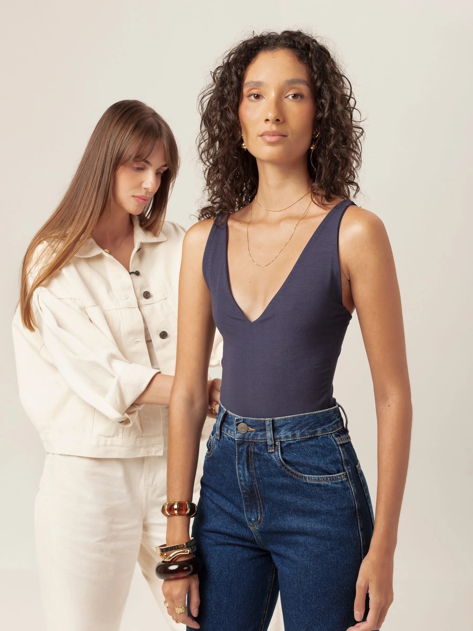 Body Decote V Papoula de Viscose FSC™ Azul Escuro Essencial 365. Compre online moda sustentável e atemporal na Minimadeia, marca slow fashion de roupas femininas. Foto produto MAR26 03