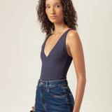 Body Decote V Papoula de Viscose FSC™ Azul Escuro Essencial 365. Compre online moda sustentável e atemporal na Minimadeia, marca slow fashion de roupas femininas. Foto produto MAR26 04