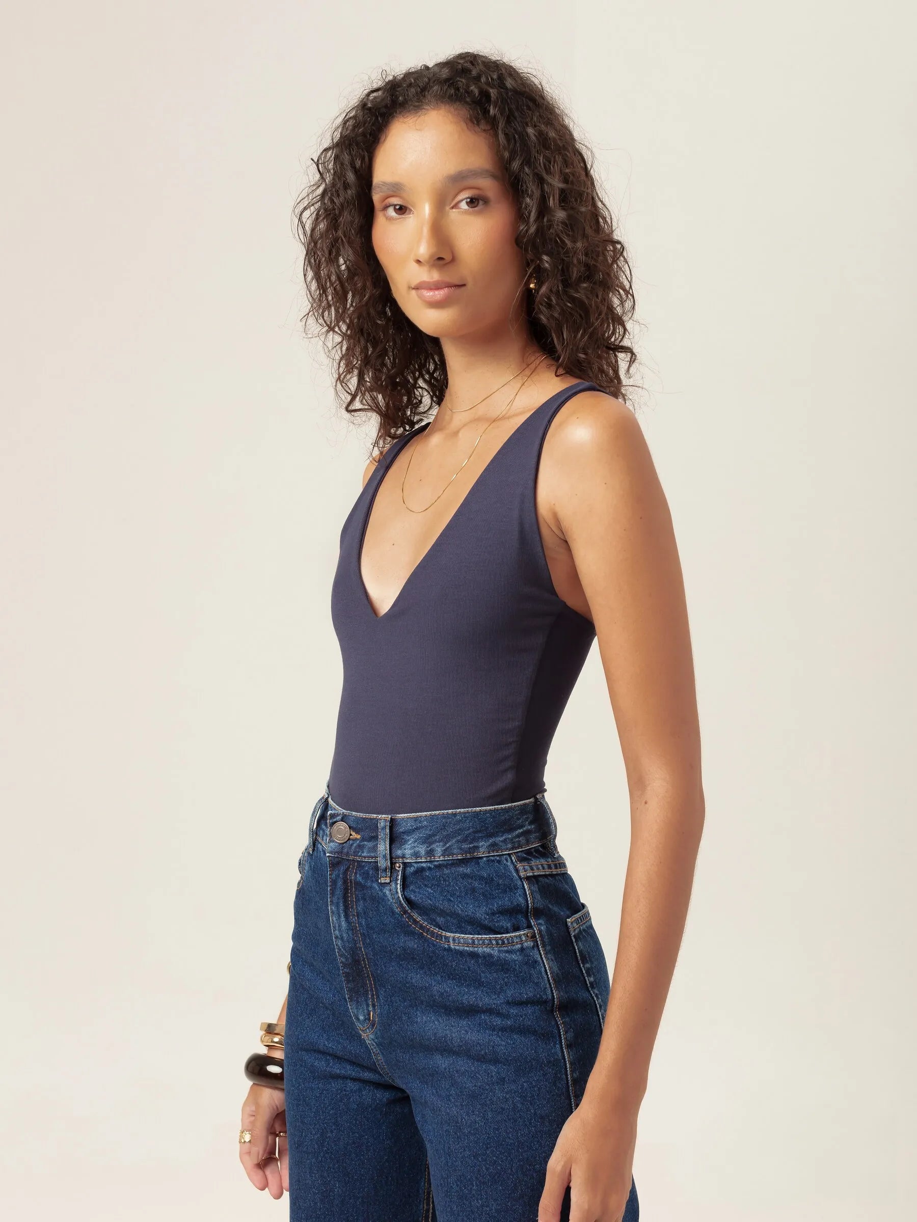 Body Decote V Papoula de Viscose FSC™ Azul Escuro Essencial 365. Compre online moda sustentável e atemporal na Minimadeia, marca slow fashion de roupas femininas. Foto produto MAR26 04