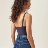 Body Decote V Papoula de Viscose FSC™ Azul Escuro Essencial 365. Compre online moda sustentável e atemporal na Minimadeia, marca slow fashion de roupas femininas. Foto produto MAR26 07